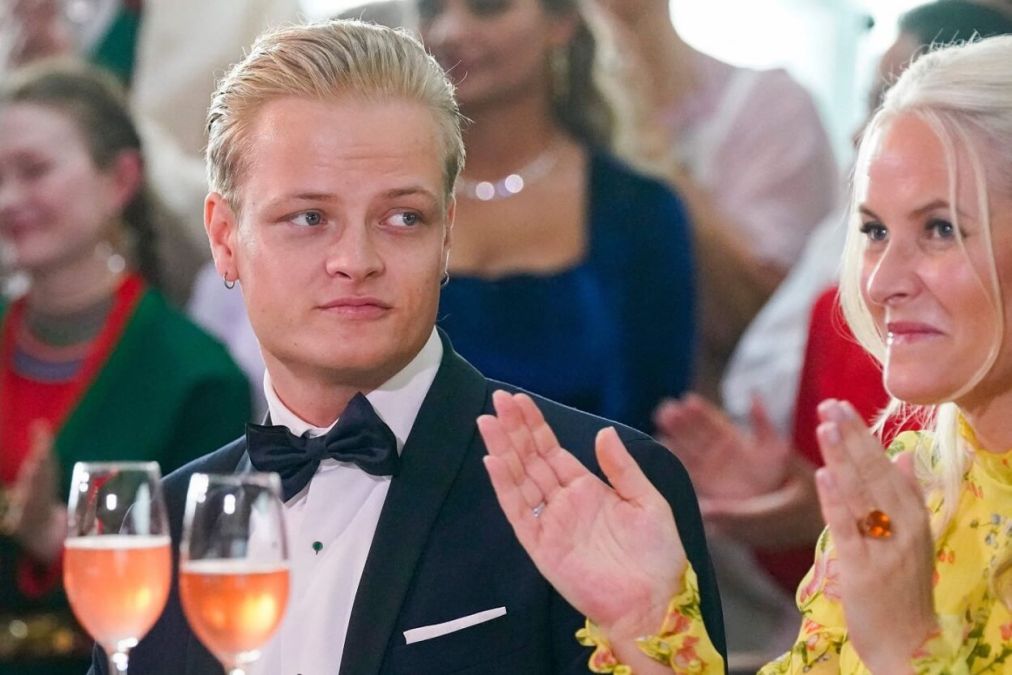 Kłopoty norweskich royalsów: Mette-Marit i jej synalek kompromitują monarchię. Co mają w horoskopach?
