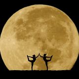 Zimny Księżyc w Bliźniętach: Jak wykorzystać energię grudniowej pełni do uporządkowania spraw przed końcem roku 2025?