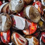 Poznaj agat, kamień naturalny o właściwościach ochronnych. Jako amulet uchodzi za kamień równowagi