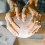 Astro Nails, czyli paznokcie, które przyciągają dobrą energię. Jak dopasować manicure do znaku zodiaku?