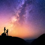 Astroprognoza na lipiec. Niewinny flirt może się okazać początkiem trwałego związku. Słuchajmy intuicji!