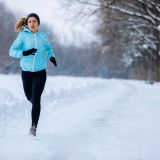 Bieganie zimą a energia życiowa: jak ruch w mroźne dni wzmacnia aurę i wydłuża życie