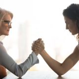 Milenialsi to wieczni nastolatkowie, a Gen Z to mali terroryści. Gwiazdy wyjaśniają, dlaczego tak bardzo się różnimy