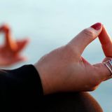 Ktoś Cię okłamuje? Wskaż na niego palcem! Poznaj dyskretne gesty, które chronią Twoją energię