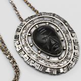 Jaki kamień dla Koziorożca? Kwarc dymny, onyks i czarny turmalin! Zobacz, jakie jeszcze, w czym pomogą i jak je nosić