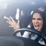 „Dama pije, pali i przeklina”. Dlaczego wulgarne słowa mogą nam wyjść na zdrowie?