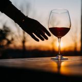 Co oznacza sen o winie? Radość życia! Ale czerwone wino w senniku to miłość i namiętność