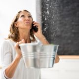 Strzelające żarówki, zepsuty kran, zalana podłoga... Co oznaczają usterki w domu?