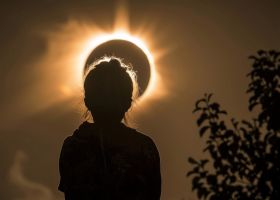 Nów Księżyca we wrześniu z zaćmieniem Słońca