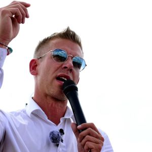 Péter Magyar podczas wystąpienia – horoskop i przyszłość lidera węgierskiej opozycji