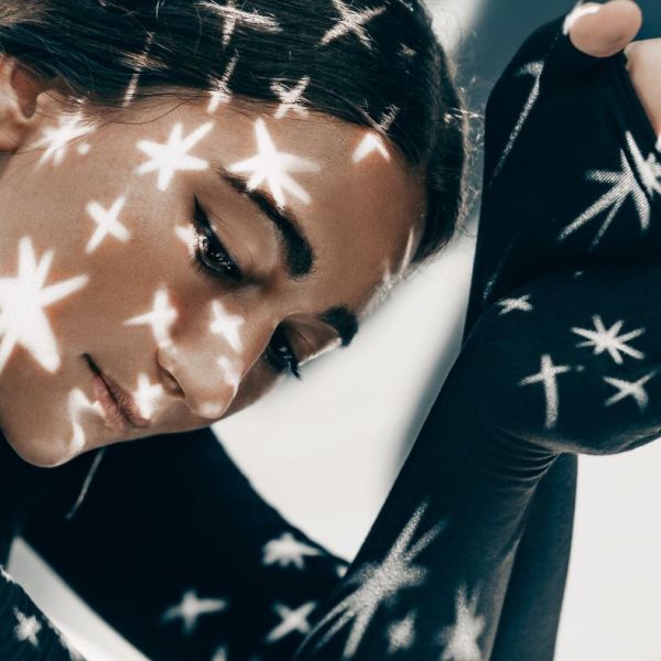 Kobieta na tle jasnego nieba podczas nowiu księżyca w Baranie – horoskop na 17 kwietnia 2026