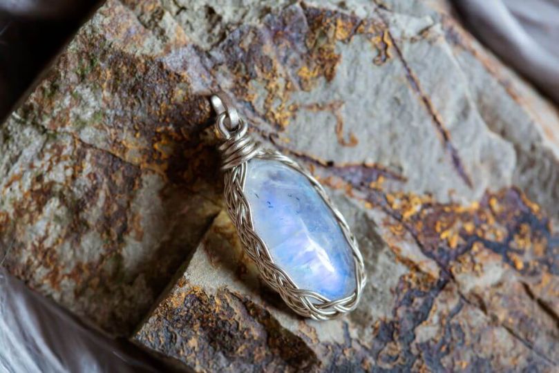 kamień księżycowy talizman dla Ryb