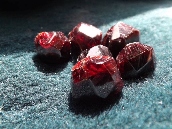 kamień granat magiczne właściwości