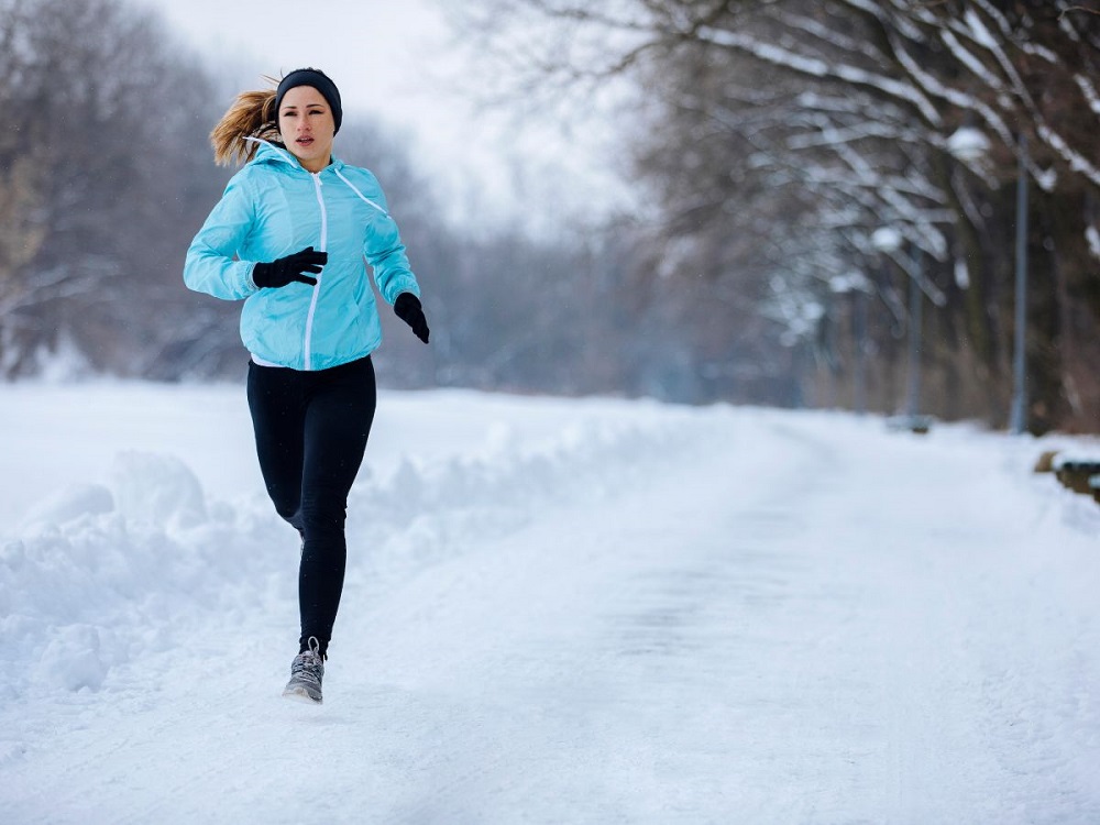Bieganie zimą a energia życiowa: jak ruch w mroźne dni wzmacnia aurę i wydłuża życie