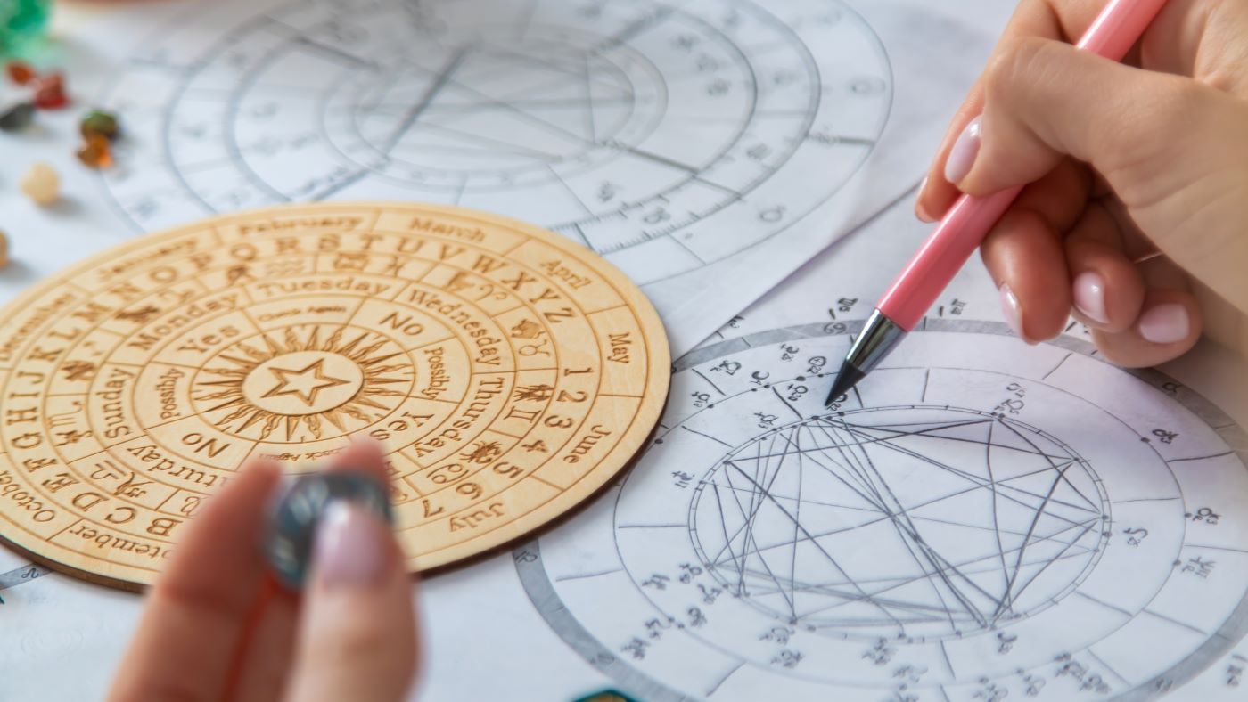 Jak sprawdzić swoje tranzyty astrologiczne i co można z nich wyczytać?
