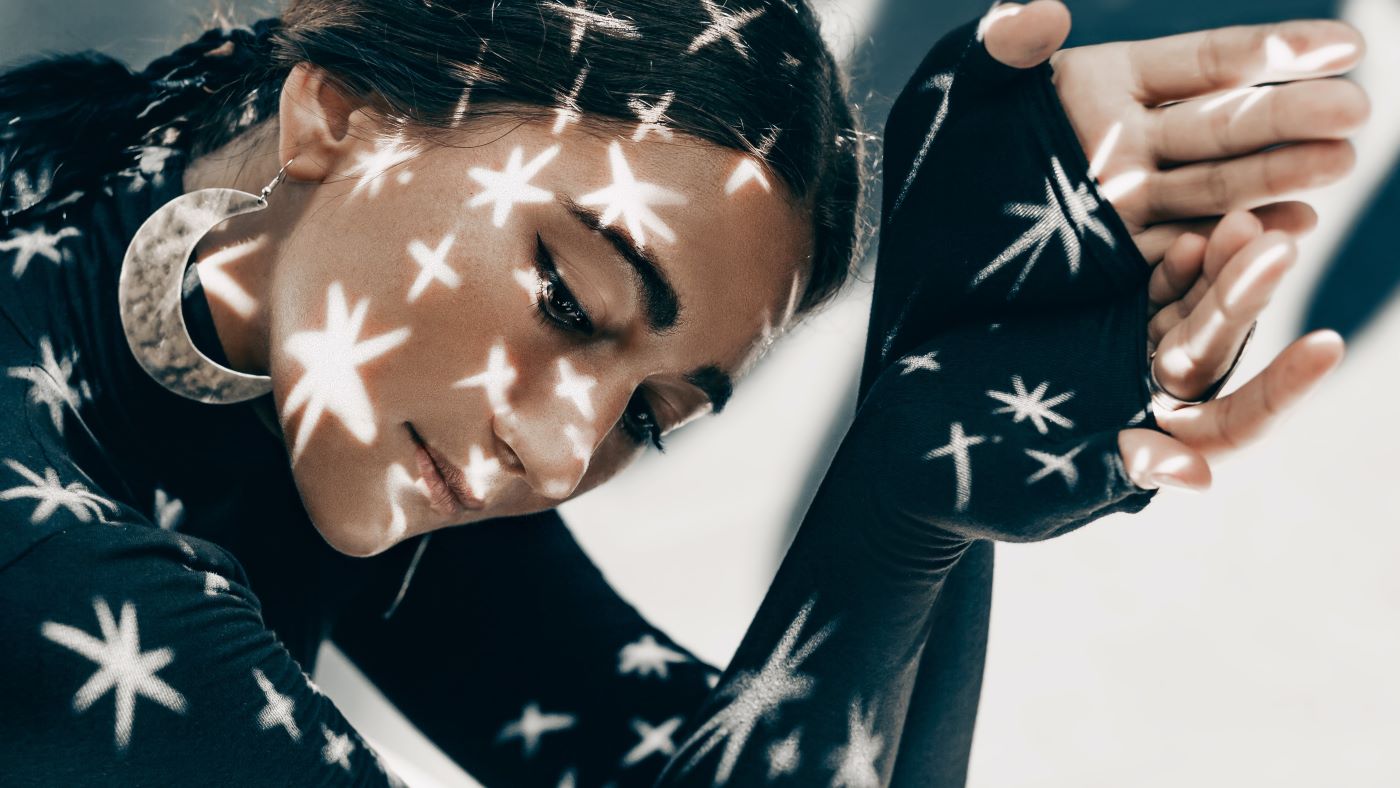 Kobieta na tle jasnego nieba podczas nowiu księżyca w Baranie – horoskop na 17 kwietnia 2026