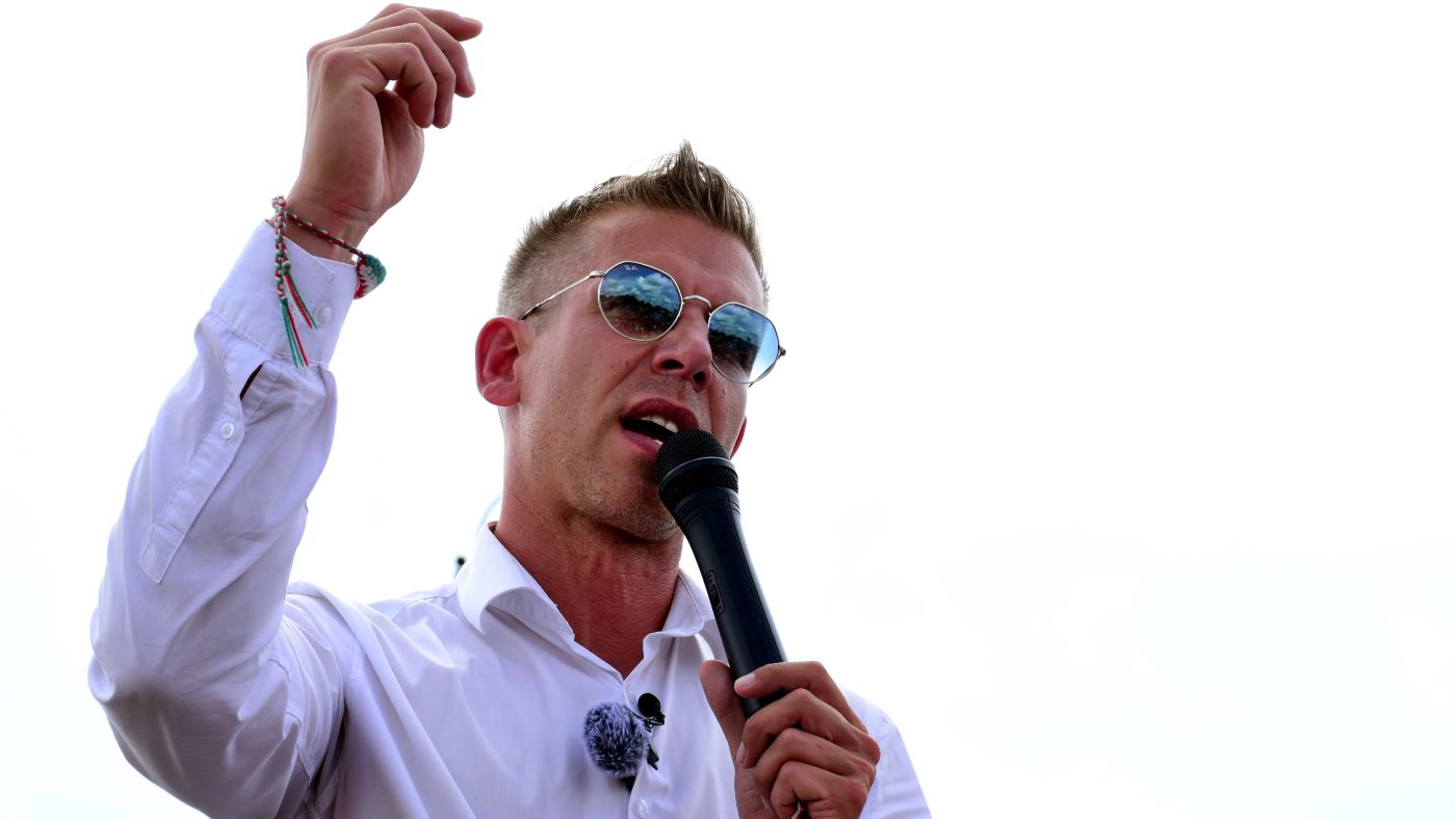 Péter Magyar podczas wystąpienia – horoskop i przyszłość lidera węgierskiej opozycji