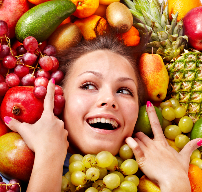 twarz kobiety, warzywa, owoce