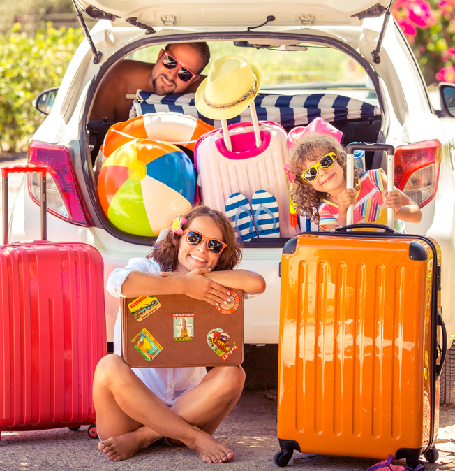 rodzina, walizki, bagażnik samochodu
